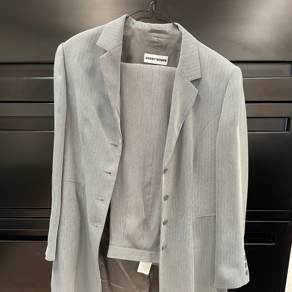 Women’s Pant Suit. Size 10. Gerry Weber